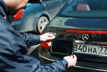 Фото - В Екатеринбурге владелец Mercedes повесил на авто табличку с нецензурным словом