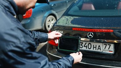 Фото - В Екатеринбурге владелец Mercedes повесил на авто табличку с нецензурным словом