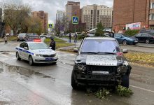 Фото - В Новосибирске неуправляемый Land Rover с мертвым водителем протаранил автомобиль и забор