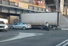 Фото - В Сочи грузовик застрял под «мостом дураков»