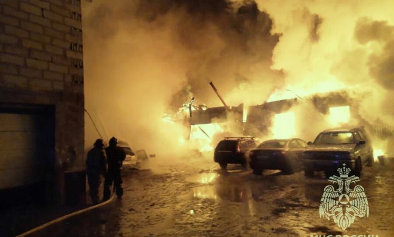 Фото - Два автосервиса с машинами внутри сгорели в Иркутске