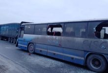 Фото - Под Новосибирском пассажирский автобус на полном ходу врезался в припаркованный грузовик