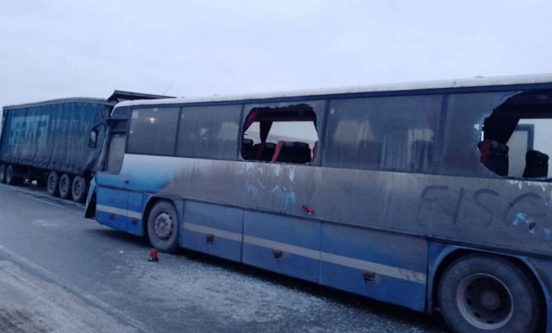 Фото - Под Новосибирском пассажирский автобус на полном ходу врезался в припаркованный грузовик