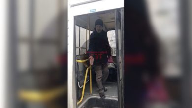 Фото - Полиция в Челябинске задержала мужчину, вытолкнувшего подростков из автобуса