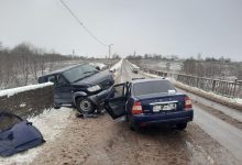 Фото - В Тверской области УАЗ Патриот повис на мосту после ДТП с Lada Priora